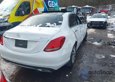 2015 Mercedes-Benz C 300 4Matic z USA, uszkodzony, nr VIN 55SWF4KB9FU093303